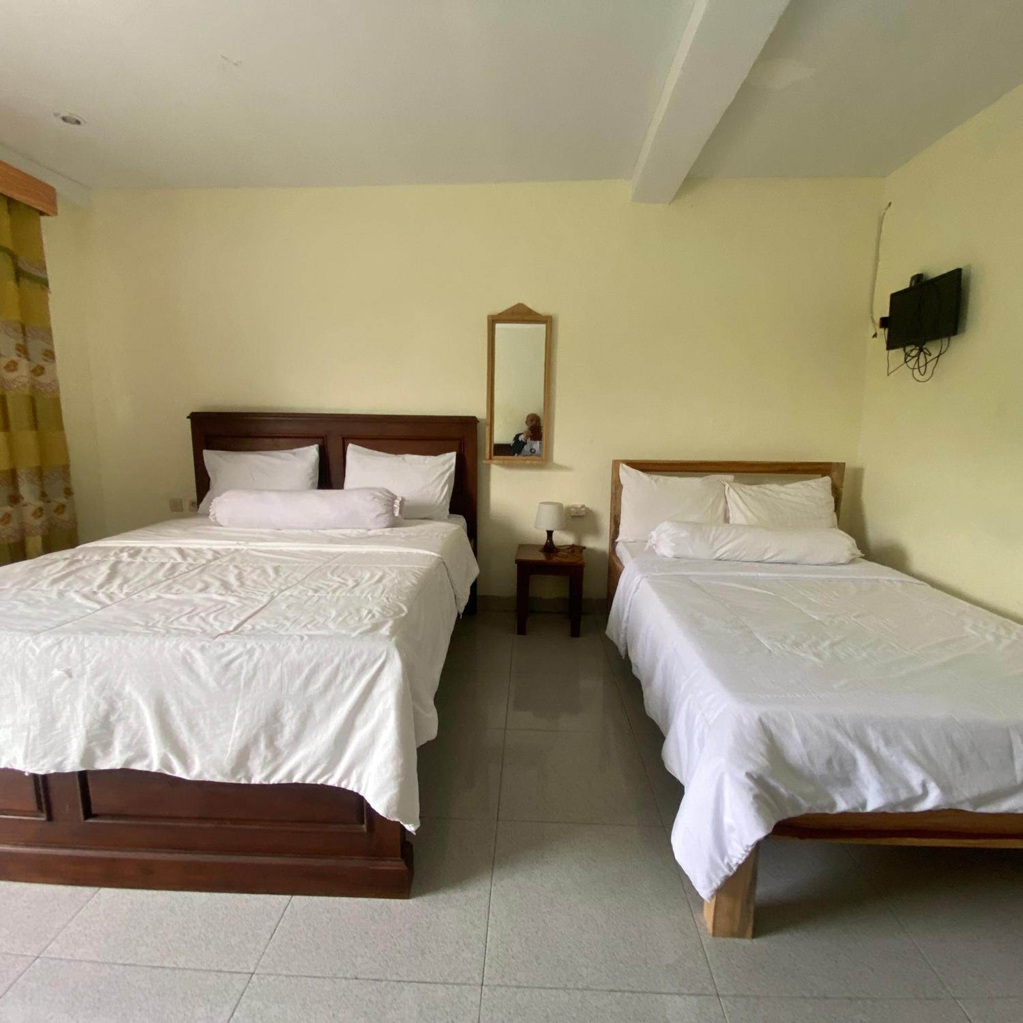 Pesona Bali Room And Restaurant Labuan Bajo Esterno foto